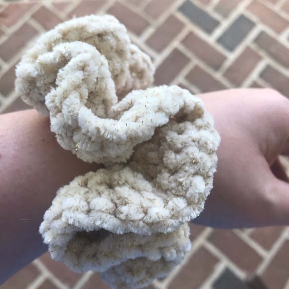 Velvet Scrunchie Set - Picture 10 of 11